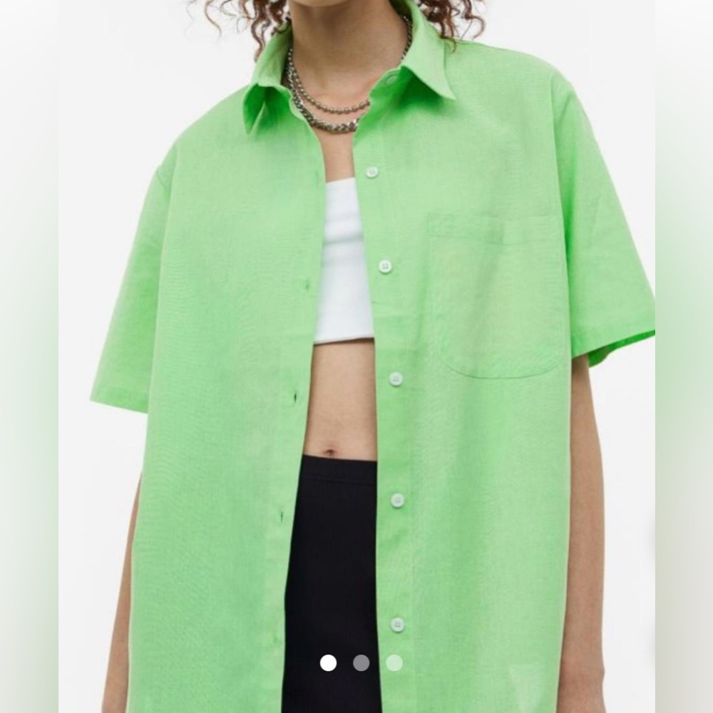 H&M Green short sleeve women’s button up top. Size Large